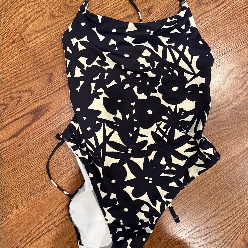 Never worn Everlane Floral Black and White Swimsuit